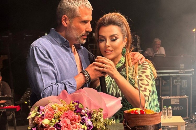 Eşinin doğum gününü sahnede kutladı